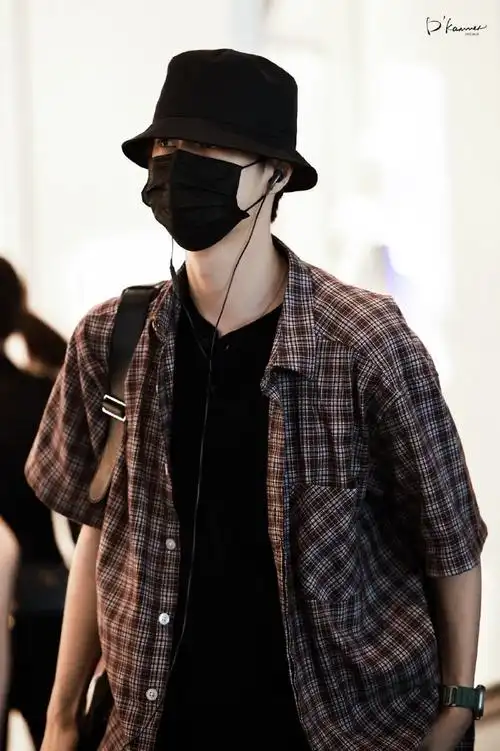 王一博格子衫渔夫帽回国路透##王一博格子衬衫渔夫帽机场路透