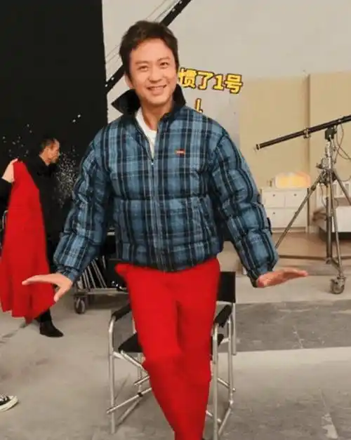 邓超好长时间没有公开露面,长相变化也太大了,你看看他长得像谁?