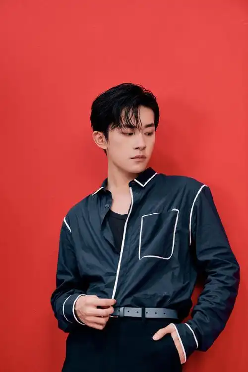 易烊千玺回忆录##易烊千玺阿玛尼全球彩妆及护肤代言人#2021 / 0402