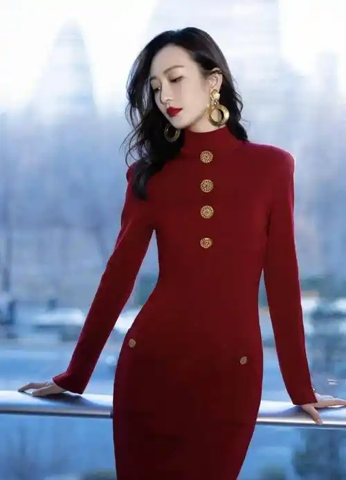 王鸥穿一袭红色丝绒裙搭配黑色长靴,自带优雅气质,鸥姐太绝啦_造型