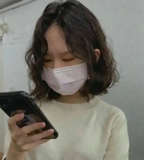 加上中分弧度卷长刘海修饰脸型波波头烫发发型,不仅修颜修脸