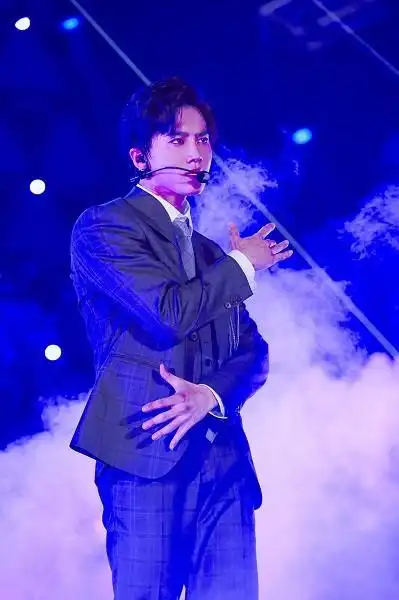 exo吴世勋演唱会大秀腹肌朴灿烈表情逗趣边伯贤红衣展漫撕男美貌组图