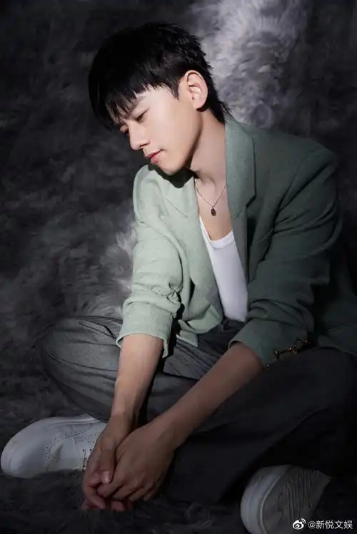 张杰绿西装##张杰声生不息绿西装花絮照