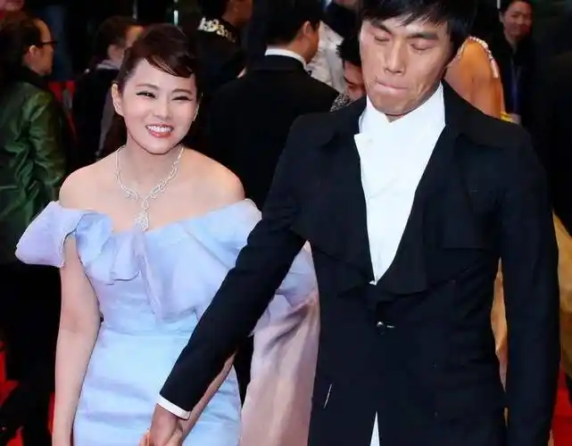 秦昊老婆跑韩国打水光针,56岁伊能静满脸针眼,感慨:真的很痛_婚礼