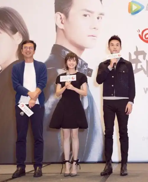 看她和182cm的王凯合照,穿上高跟鞋之后还有一个头的差距,这真的只