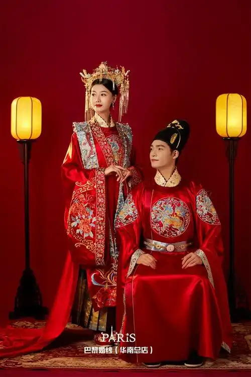 以复古的中国红作为背景隆重又喜庆的画面场景    揭盖头,喝交杯酒