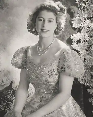 英国女王年轻时候到底有多美?当年追她的人多吗?