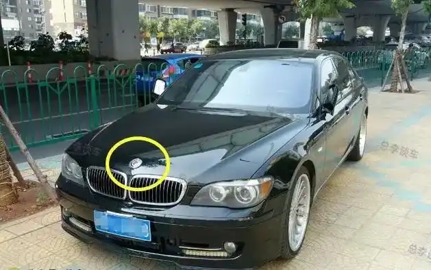 大家看上面两辆车如果光看标志你能认出来这是什么车吗?