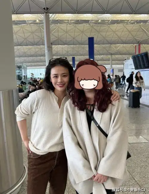 马思纯近况曝光,35岁重回巅峰时期,与粉丝合照亲密无间_网友_身材