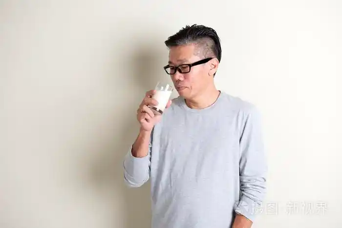 亚洲人喝牛奶