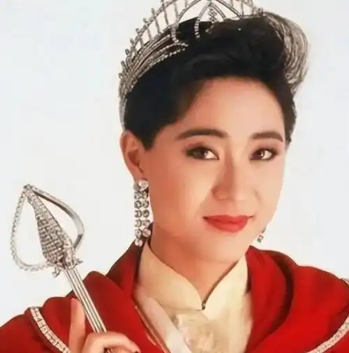 冠军高位出道的,不光颜值没得说,她同时还是第一位拥有大学学历的港姐