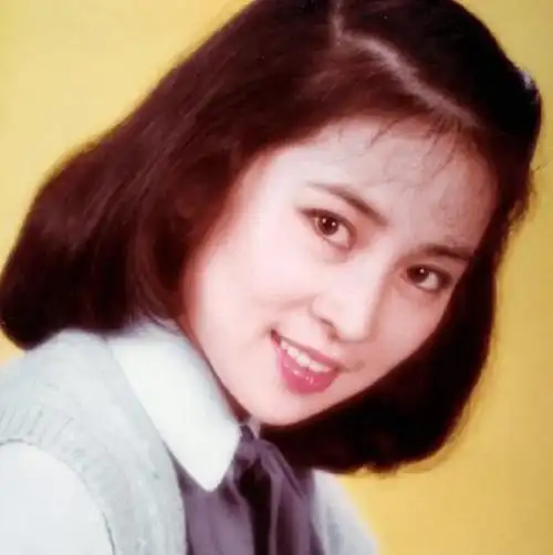 她是66岁林凤娇老态明显不保养不打扮同框成龙像两代人