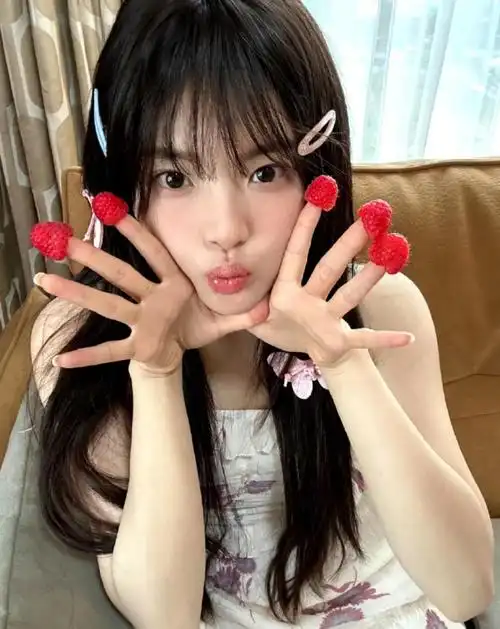 杨超越剪下一缕刘海,焕发出清新的高中生气息,仿佛春天的微风拂过