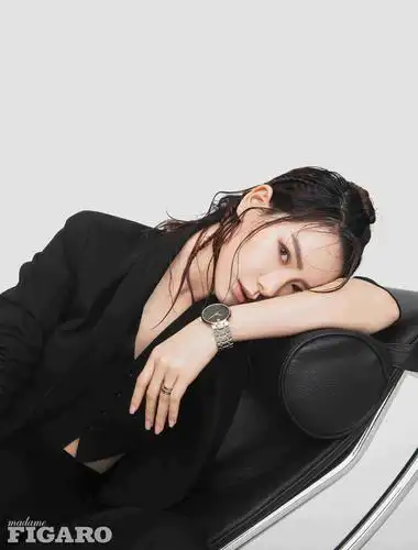 戚薇登上《madame figaro hommes》四月刊封面,"超a戚哥"张力十足