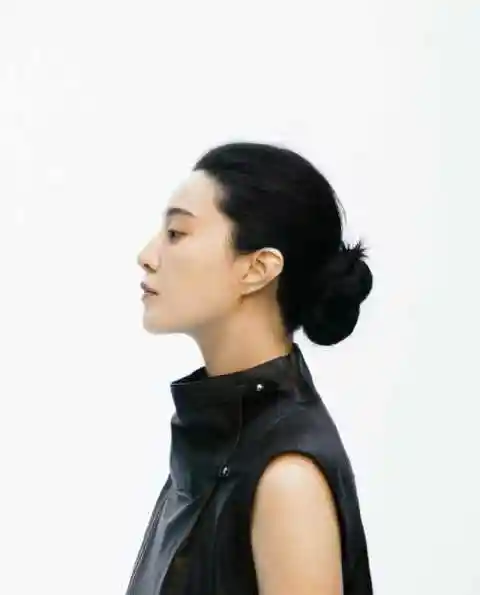 展现的是范冰冰的侧颜,可以看出她的额头圆润饱满,鼻子挺秀,唇形优美