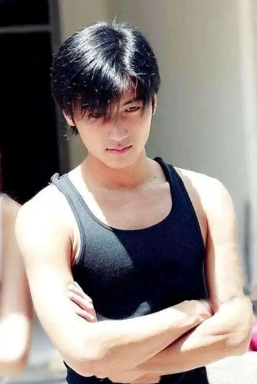 谢霆锋个人资料简介(谢霆锋:父母早年离异,他也离婚了,对两个儿子有