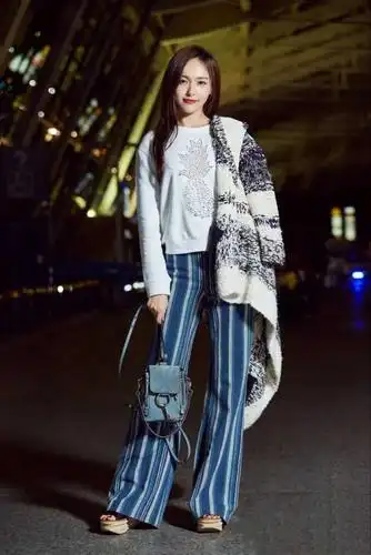 唐嫣瘦成"闪电"了!粉色t恤配牛仔裤现身机场,化身粉嫩少女!