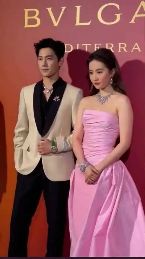 杨洋&刘亦菲同框养眼,谭松韵萤幕初吻给了罗云熙_图片_微博_来源