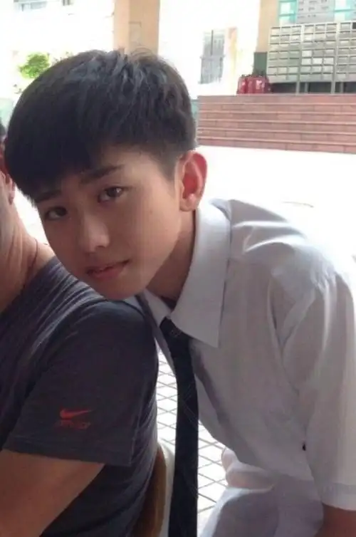 蔡徐坤自打出道以来,学生时代以及出道前的照片一直反复被翻出来,昨天