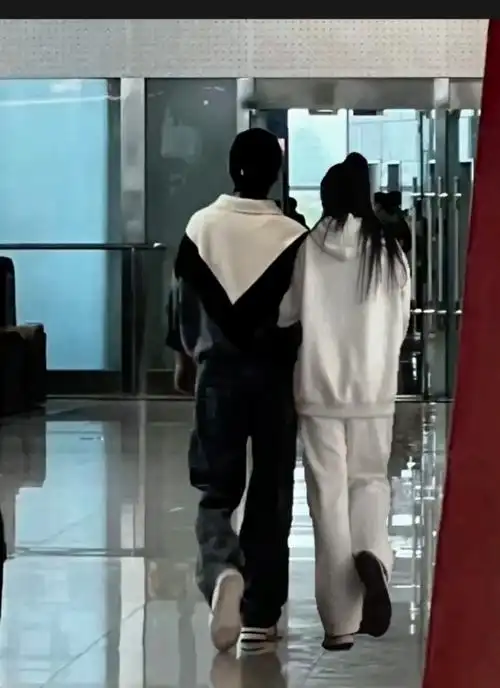 背影杀 我俩#他大概这么高 #王俊凯 这哥我先谈了7015 - 抖音