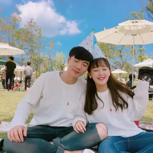 在草地草憩息,一起玩耍互相打闹的自然互动,拍出来的照片也会自然亲密