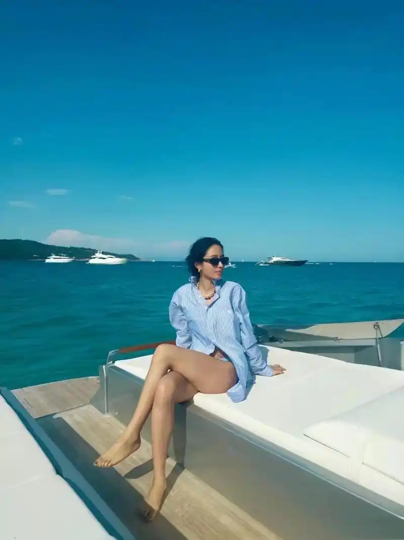 看了杨采钰度假照,才知陈金飞品味有多高!穿泳装美艳不输刘亦菲