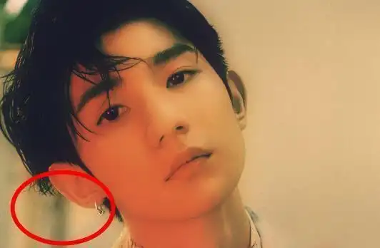 王源打耳洞?戴超大耳环打台球,佩戴方式搞笑一般人不敢模仿