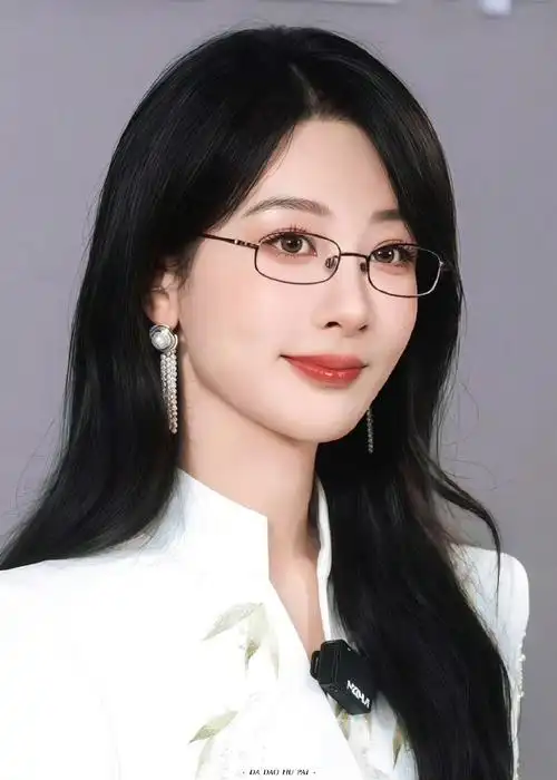 你是字里行间的隐喻,藏在开头,躲在结尾,断句里有