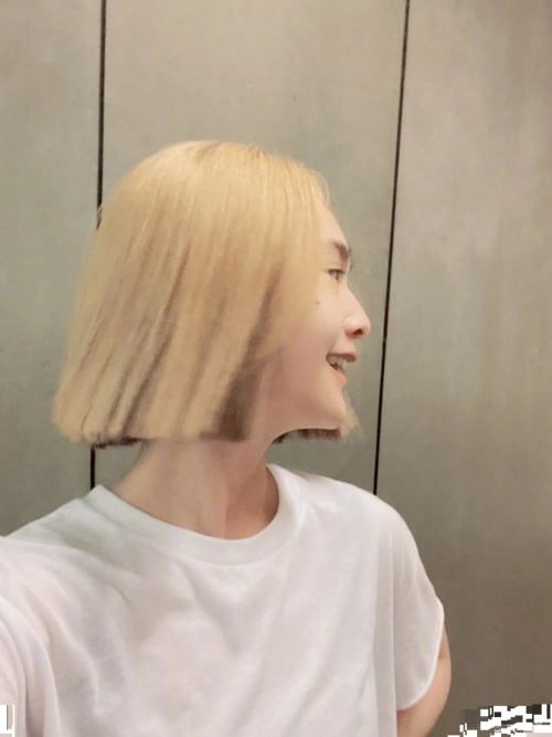 杨丞琳晒新发型一刀切短发帅气十足