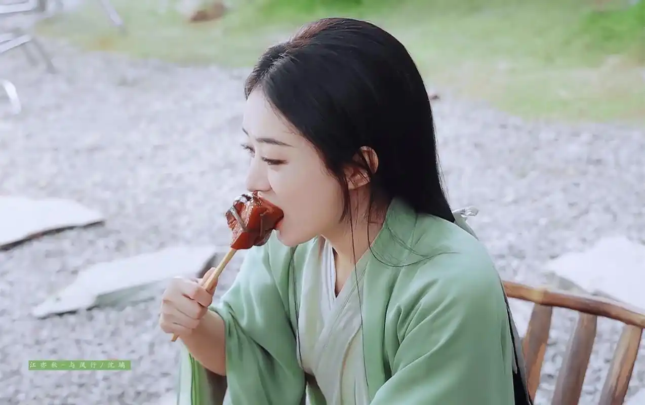 被赵丽颖吃红烧肉的样子可爱到了!