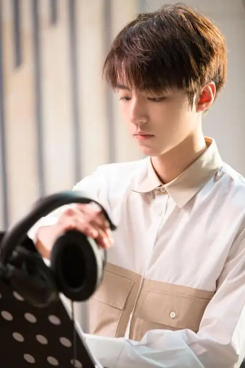 回顾王俊凯十八岁照片珍藏那一年的美好记忆碎片