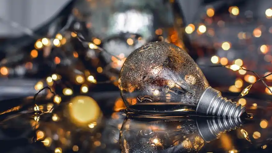 抖音网红壁纸 水中的电灯泡壁纸