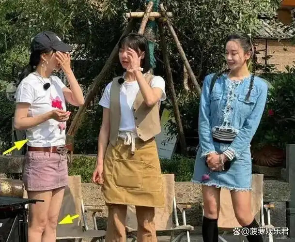 36岁李菲儿浙江录综艺,大腿粗壮胖20斤,下巴分层疑医美失败!