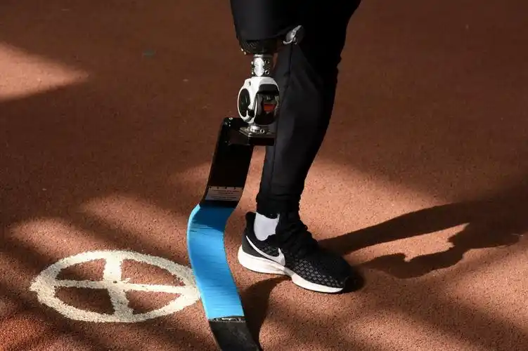 5月24日,李茂大换上跑步专用假肢开始训练.