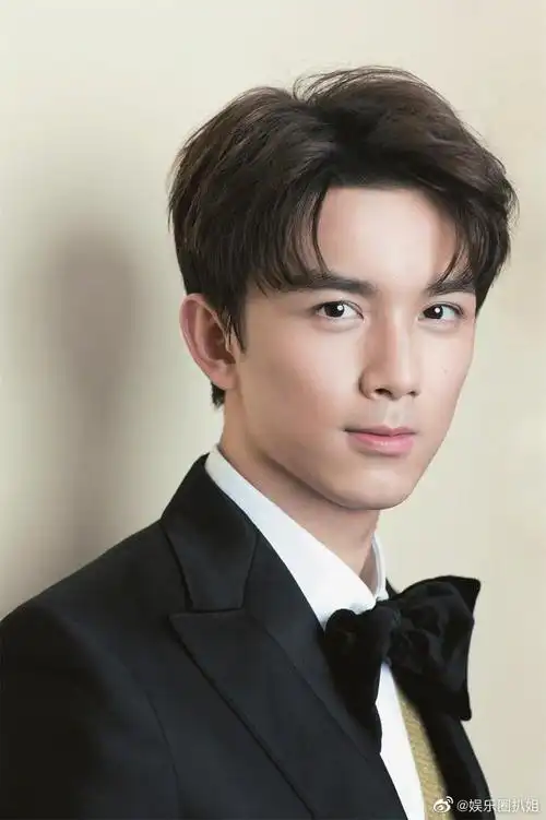 吴磊黑色背心随拍