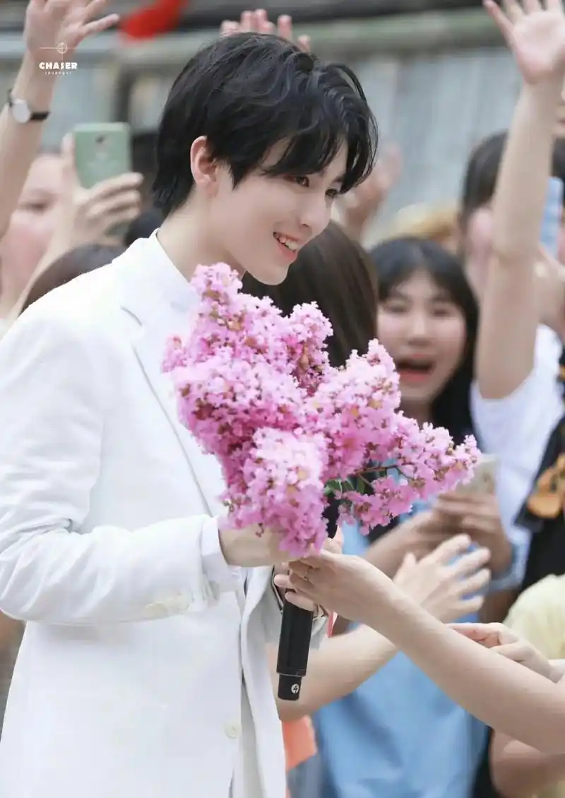 永远相信美好的事情即将发生79 "谁能拒绝手捧花的王俊凯呢… - 抖