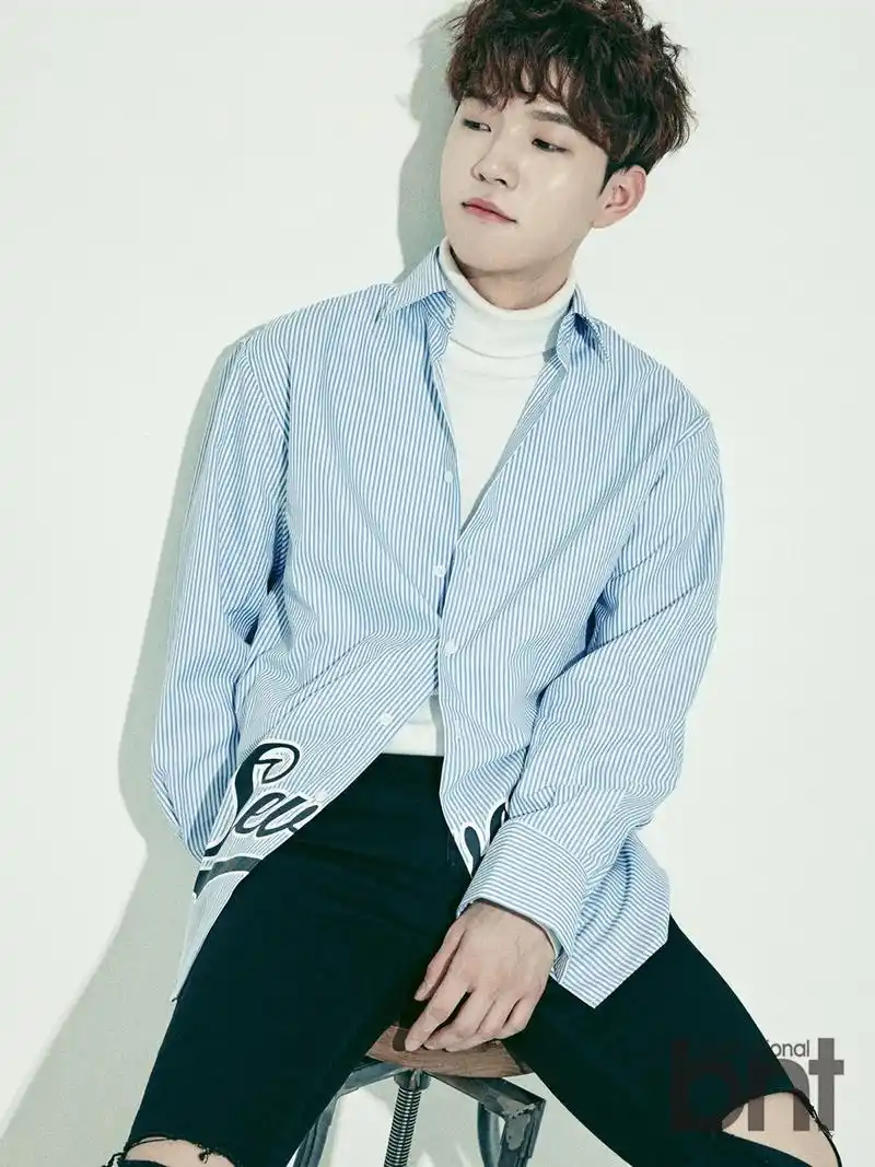 深蓝色衬衫和黑色皮衣造型则演绎出20岁男孩深沉而强烈的迷人魅力