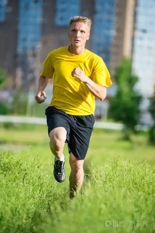 在城市街头公园慢跑运动的人.户外健身