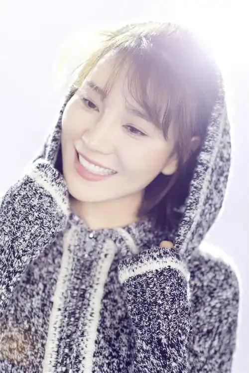 蓉卓曝冬日毛衣写真笑意盈盈宛如冬日暖阳