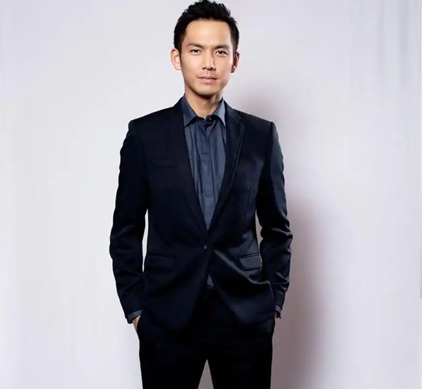 钟汉良颜值高演技好,身材还是黄金比例,这一组西服照太帅了!