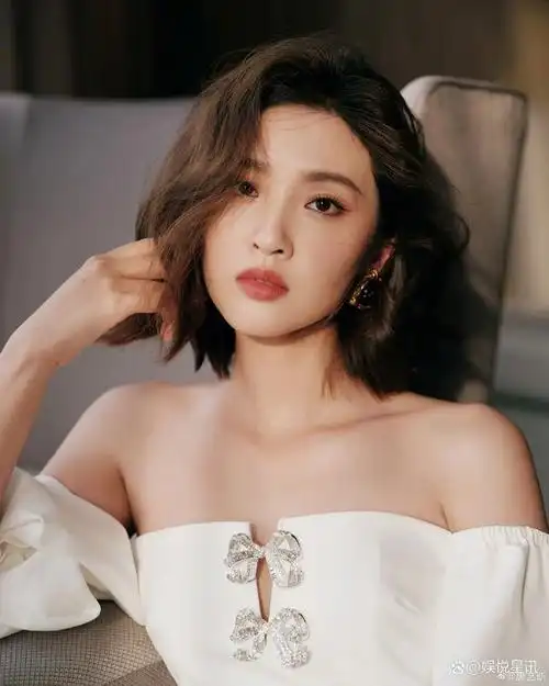 唐艺昕短发新魅力,白色抹胸泡泡袖裙展现甜酷风范