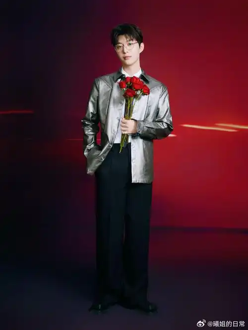范丞丞玫瑰少年#谁能拒绝手持红玫瑰出现的范丞丞啊还穿着银灰色西装