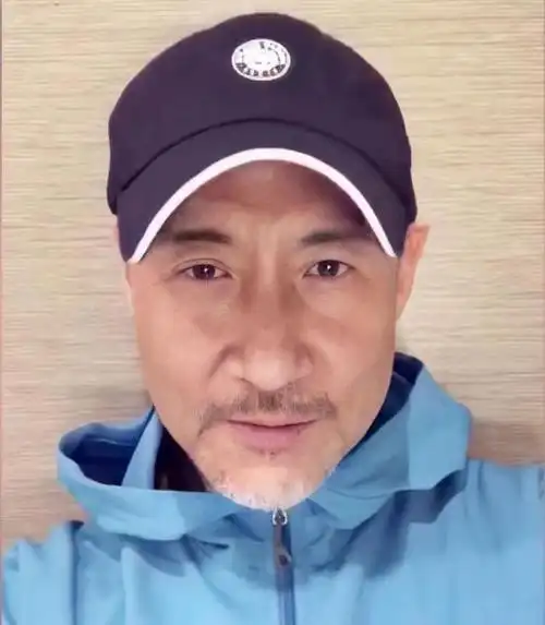 59岁张学友近照,胡子花白皮肤黝黑,四大天王中他已老的不敢认