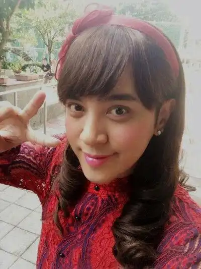 王源的女装真的是好嫩啊,就是个小女生的感觉啊,穿着洛丽塔的服装,梳