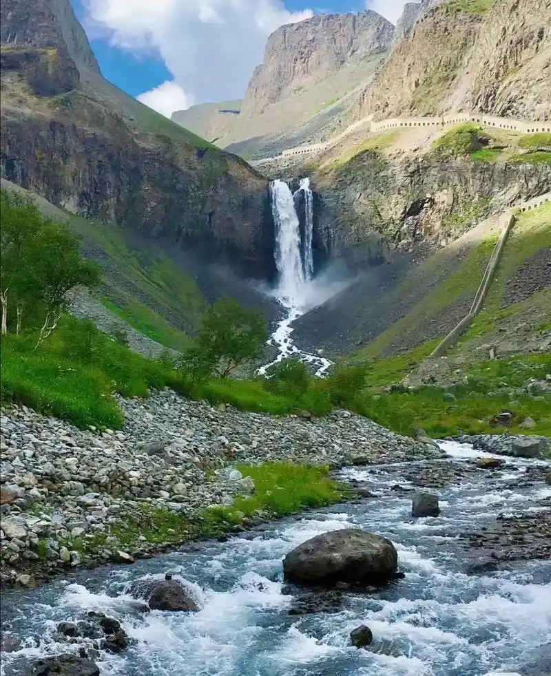 长白瀑布.长白山天池,由于受天气的影响较大,有时是很难看到!