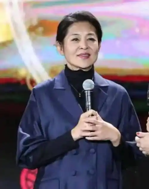 61岁的倪萍优雅大气,穿蓝色松垮西装高级显瘦,挽袖子尽显小心机_时尚