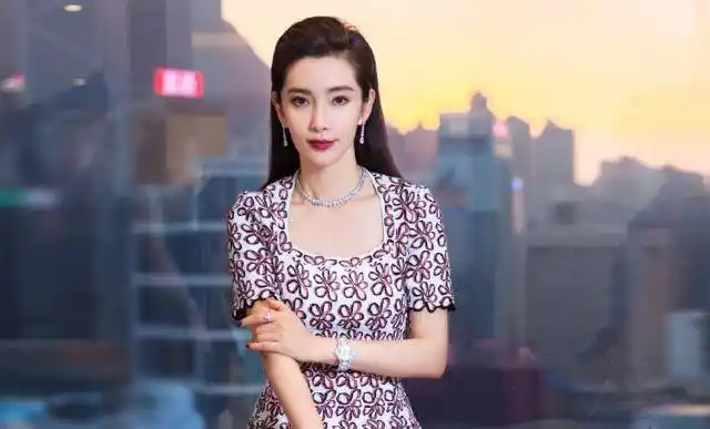 李冰冰:年轻时周转与多位富豪之间,终成名找小16岁奶狗!