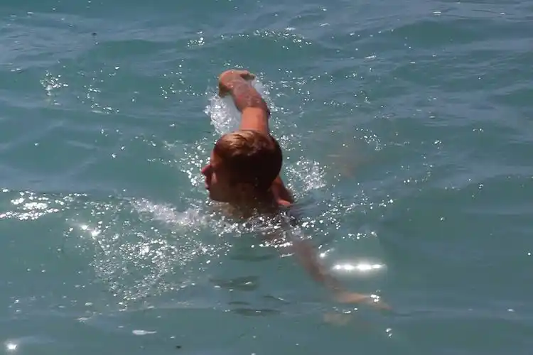 justin bieber在加利福尼亚的拉古纳海滩游泳.