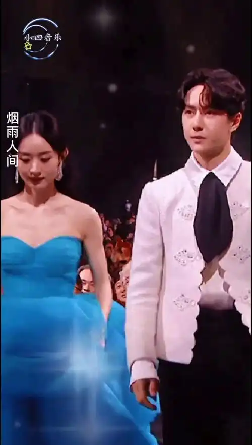 赵丽颖王一博同台即领奖优秀的人顶峰相见烟雨人间赵丽颖绿衣仙踪