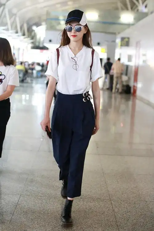 唐嫣机场街拍图片:花样玩转英伦风[6/9]_明星_美桌网